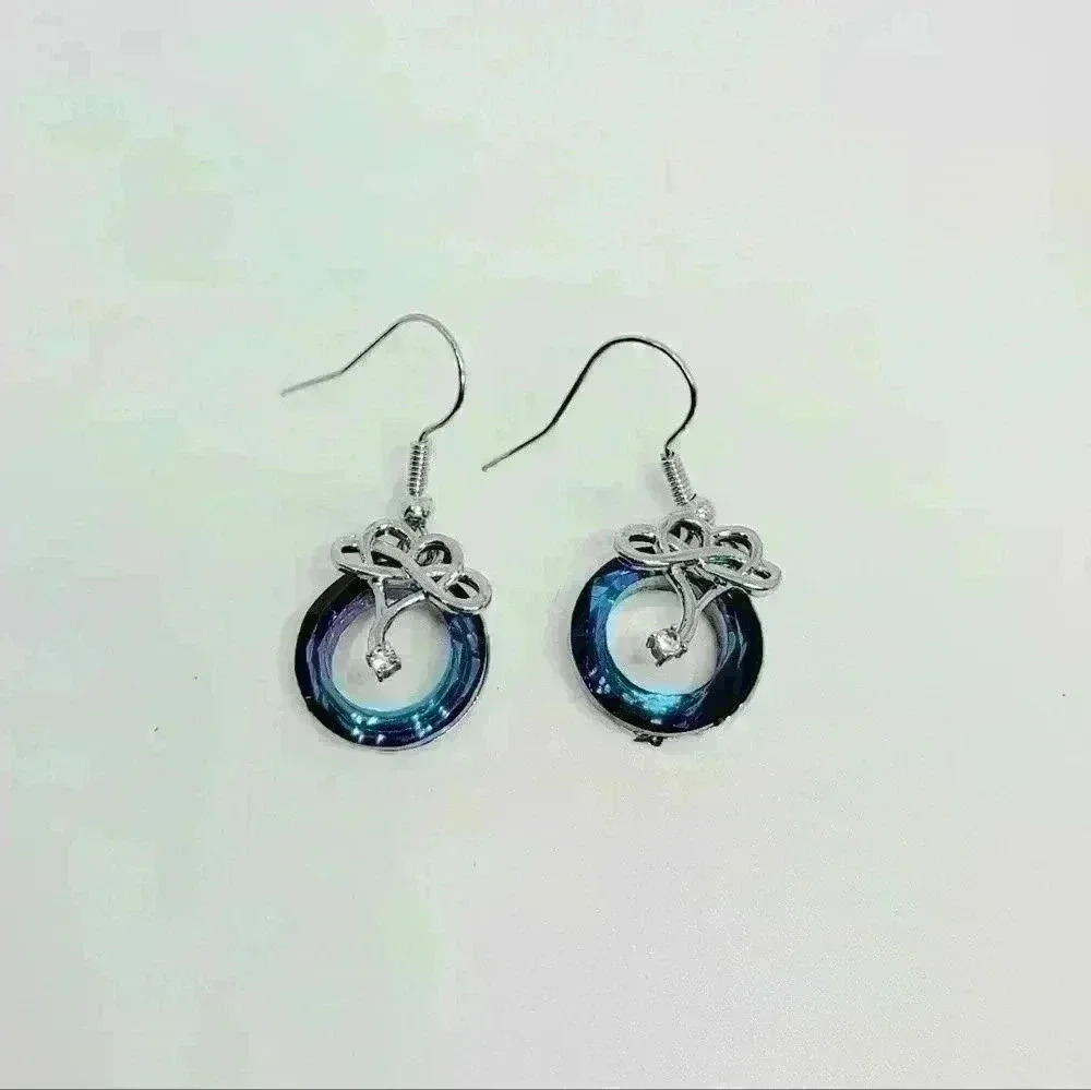 NWOT Beautiful Silver and Blue Necklace and Earrings Set w/Gift Box - Picture 3 of 6